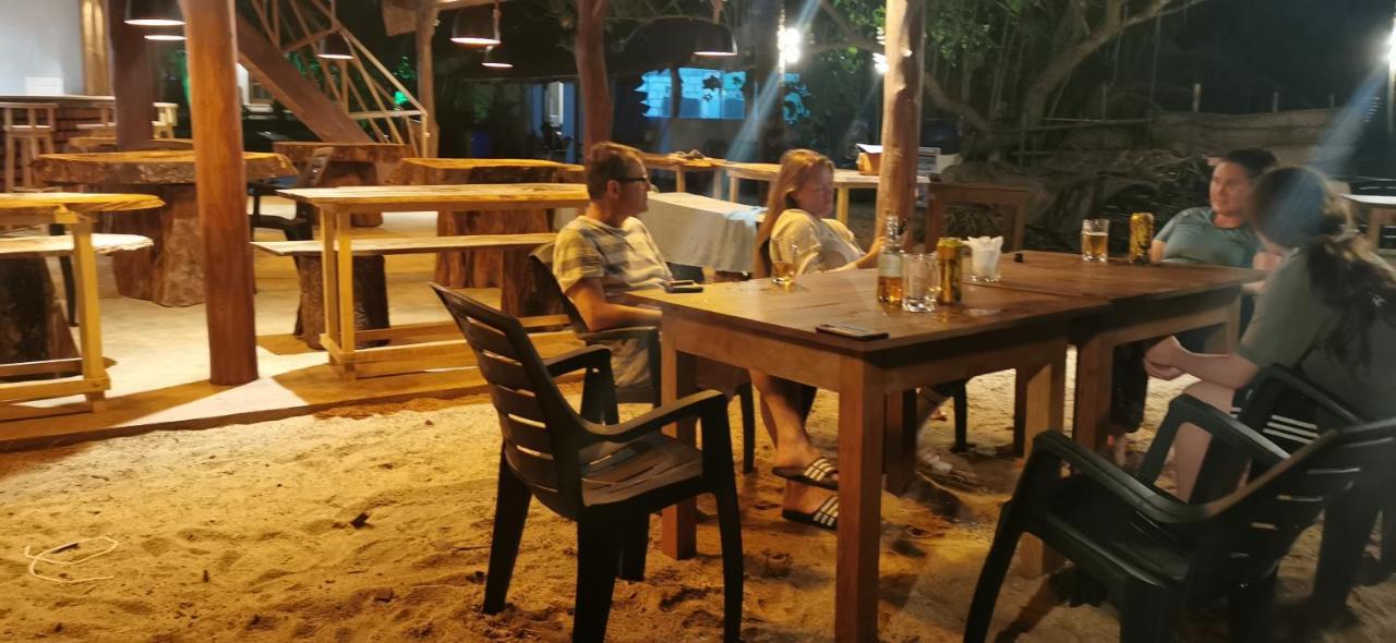 Turtle Bay Beach Resort Mirissa Exterior foto